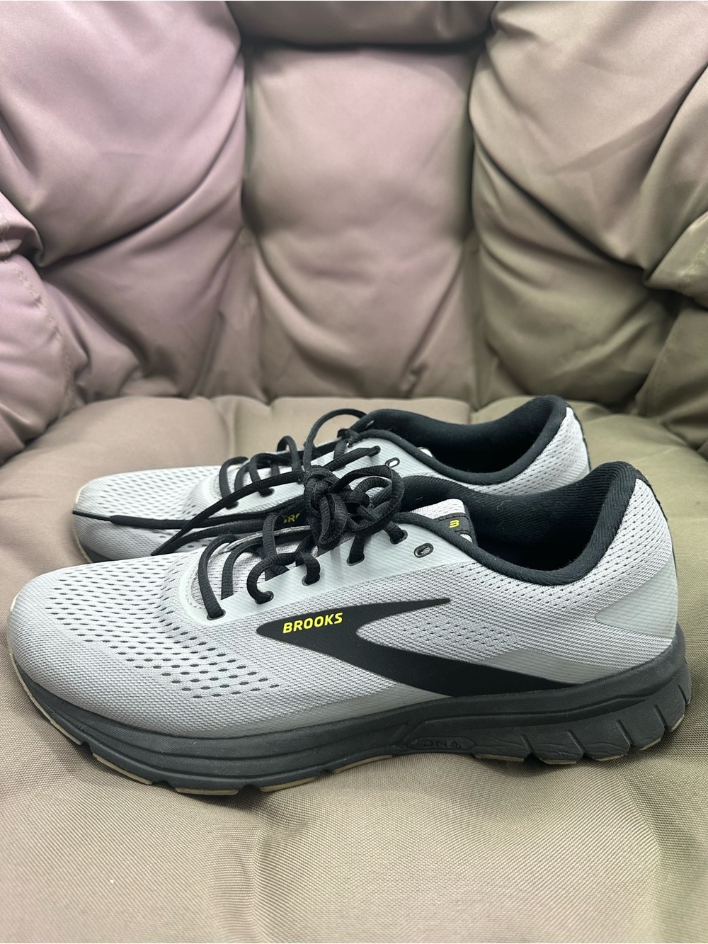 Brooks signal 3 Gray green Black Running Shoes size 11.5 mens
